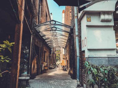 Tbilisi, Gürcistan - 10 Temmuz 2018: Tbilisi eski kesiminde bir yaya caddesi Shardeni sokak olduğunu.