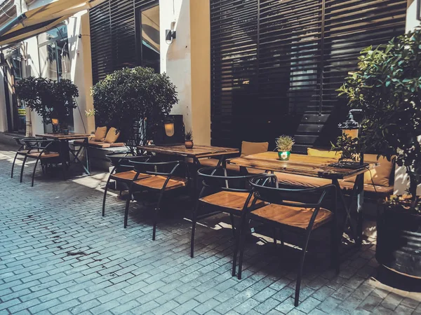 Cafés en plein air dans la rue Shardeni de la vieille ville de Tbilissi, Géorgie . — Photo