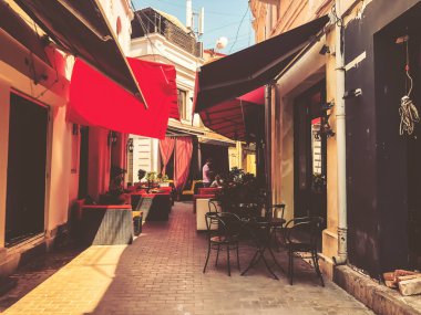 Tiflis, Gürcistan - 10 Temmuz 2018: Shardeni Street Old Town Tiflis, Gürcistan'ın açık hava kafeleri.