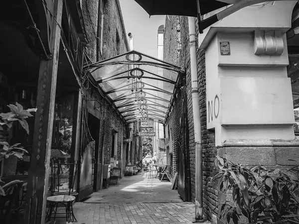 TBILISI, GEORGIA - 10 de julio de 2018: La calle Shardeni es una calle peatonal en el casco antiguo de Tiflis . — Foto de Stock