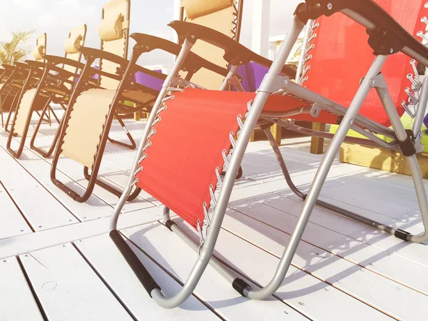 Lege modernen chaises op balkon van het hotel — Stockfoto