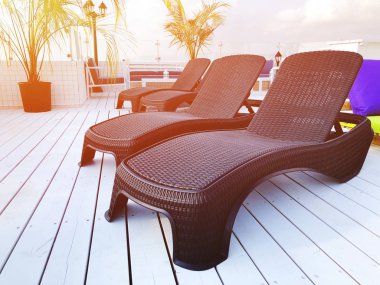 Otelin balkonunda boş modern chaises