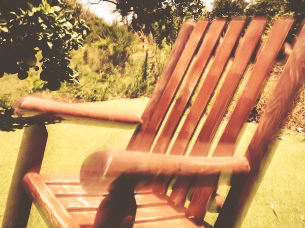 Banc en bois dans le parc. Effet flou abstrait du mouvement . — Photo