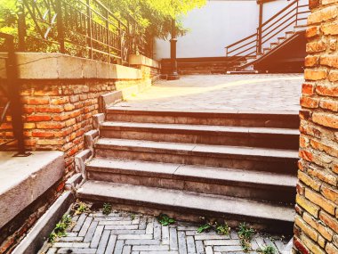 Güneşli bir günde güzel taş basamaklar Tiflis