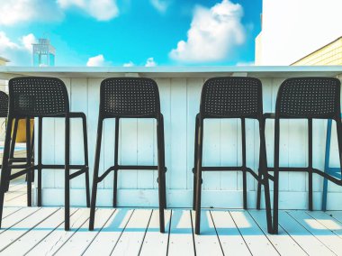 Çatıda açık hava barında boş koltuk