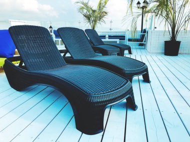 Otelin balkonunda boş modern chaises