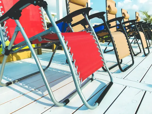 Lege modernen chaises op balkon van het hotel — Stockfoto