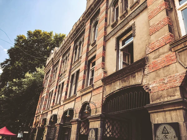 TBILISI, GEORGIA - July 10, 2018: Facade of traditional house in old town Tbilisi, Georgia. — Stock Photo, Image