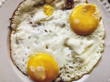 Kızarmış yumurta beyaz tabakta yakın çekim