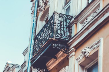 Yaz günlerinde eski Tiflis mimarisi, penceresi ve dış dekoru