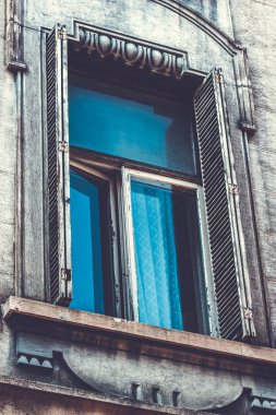 Yaz günlerinde eski Tiflis mimarisi, penceresi ve dış dekoru