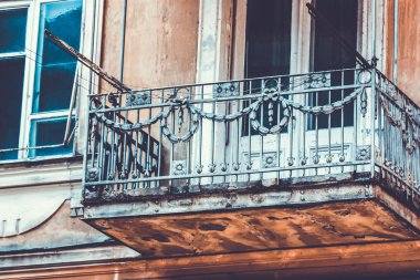 Yaz günlerinde eski Tiflis mimarisi, penceresi ve dış dekoru