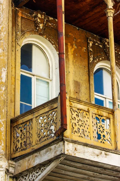 Yaz günlerinde eski Tiflis mimarisi, penceresi ve dış dekoru. — Stok fotoğraf