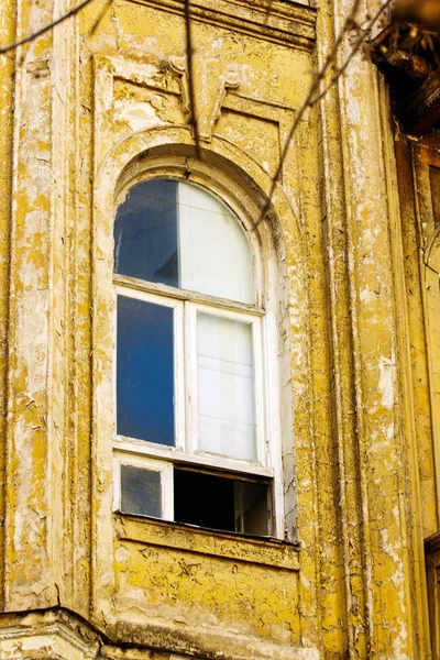 Alte Tiflis Architektur, Fenster und Außendekoration an Sommertagen. — Stockfoto