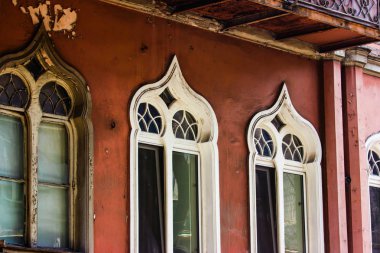 Yaz günlerinde eski Tiflis mimarisi, penceresi ve dış dekoru.