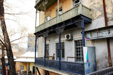 Yaz günlerinde eski Tiflis mimarisi, penceresi ve dış dekoru.