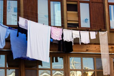 Yaz günlerinde eski Tiflis mimarisi, penceresi ve dış dekoru.