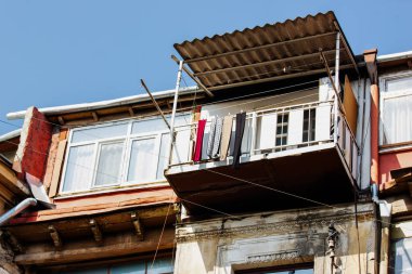 Yaz günlerinde eski Tiflis mimarisi, penceresi ve dış dekoru.