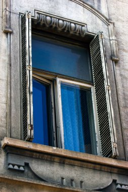 Yaz günlerinde eski Tiflis mimarisi, penceresi ve dış dekoru