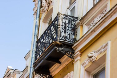 Yaz günlerinde eski Tiflis mimarisi, penceresi ve dış dekoru