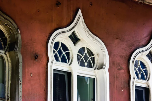 Alte Tiflis Architektur, Fenster und Außendekoration an Sommertagen. — Stockfoto