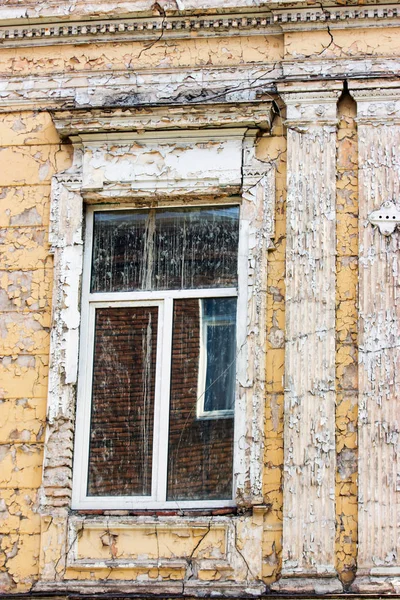 Antiga arquitetura Tbilisi, janela e decoração exterior no dia de verão. — Fotografia de Stock