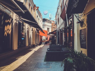Tiflis, Gürcistan - 10 Temmuz 2018: Shardeni Street Old Town Tiflis, Gürcistan'ın açık hava kafeleri.
