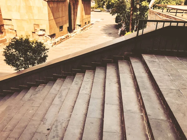 Όμορφα πέτρινα σκαλοπάτια σε μια ηλιόλουστη ημέρα για: Τιφλίδα — Φωτογραφία Αρχείου