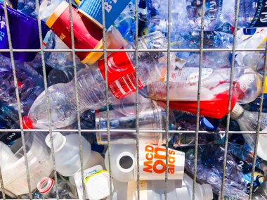 Rishon Le Zion, İsrail-18 Haziran 2018: plastik şişeleri geri dönüşüm Rishon Le Zion, İsrail için topluluğu için kapsayıcı metal net kutu.