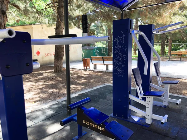 Tbiliszi, Georgia-május 17, 2018: Fitneszberendezések, egy nyilvános parkban, Tbilisi, Grúzia — Stock Fotó