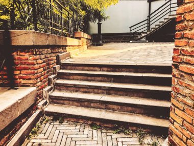 Güneşli bir günde güzel taş basamaklar Tiflis