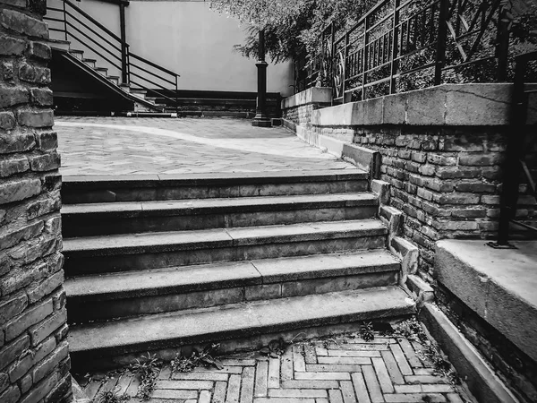 Belos degraus de pedra em um dia ensolarado em Tbilisi — Fotografia de Stock