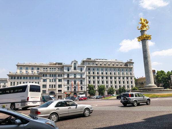 ТБИЛИСИ, Грузия - 10 июля 2018 года: Вид на площадь Свободы и памятник Свободы (Статуя Святого Георгия) в Тбилиси, Гургия
