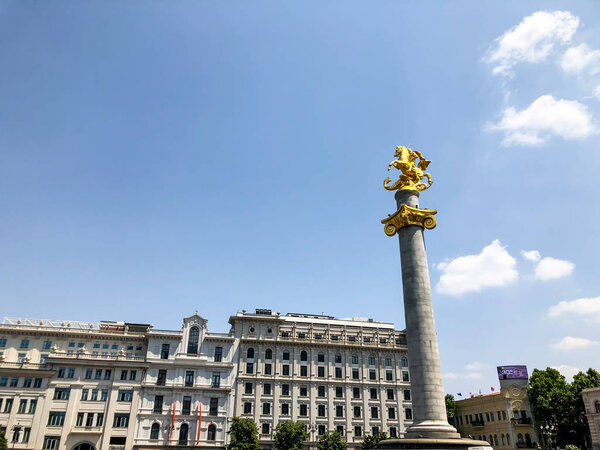 ТБИЛИСИ, Грузия - 10 июля 2018 года: Вид на площадь Свободы и памятник Свободы (Статуя Святого Георгия) в Тбилиси, Гургия
.