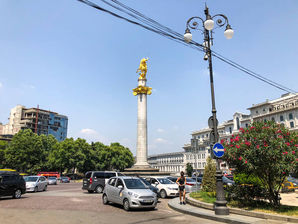 ТБИЛИСИ, Грузия - 10 июля 2018 года: Вид на площадь свободы в Тбилиси, Гургия