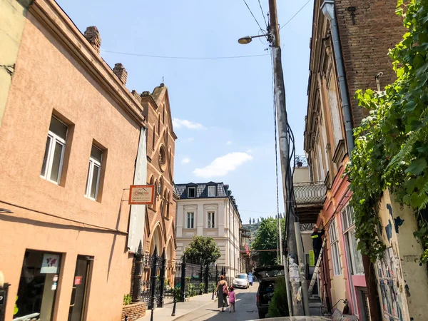 Tbilisi, Georgien - 10 juli 2018: Utsikt över gamla gatan i Tbilisi, Goergia — Stockfoto