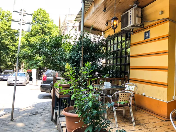 Tbilisi, Gruzie - 10 července 2018: Pohled na staré město ulice (bývalé ulice Leselidze) v Tbilisi, Goergia Cafe v ulici — Stock fotografie
