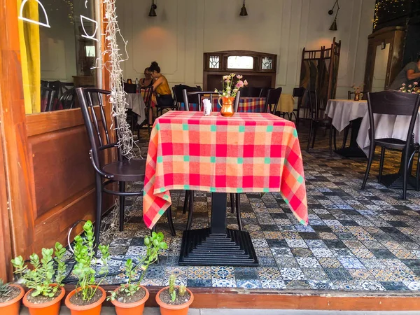 TBILISI, GEORGIE - 10 juillet 2018 : Cafés en plein air dans la rue Abano de la vieille ville de Tbilissi, Géorgie . — Photo