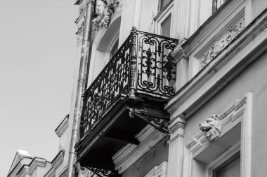 Yaz günlerinde eski Tiflis mimarisi, penceresi ve dış dekoru