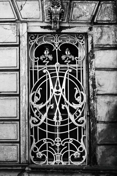 Antigua arquitectura Tiflis, ventana y decoración exterior en el día de verano — Foto de Stock