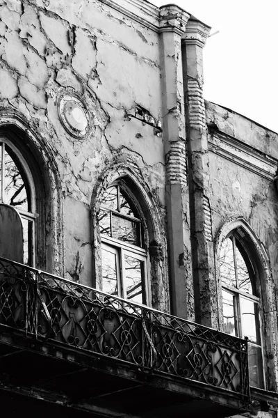 Antiga arquitetura Tbilisi, janela e decoração exterior no dia de verão — Fotografia de Stock