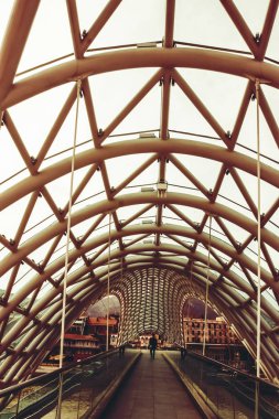 Köprü Mtkavri Nehri üzerinde uzanır ve eski Tbilisi alanlarında bağlanır.