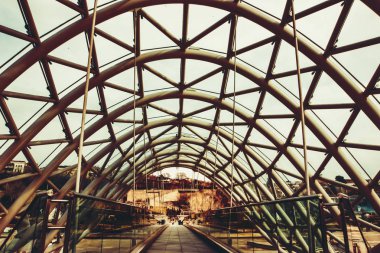 Tbilisi, Gürcistan - 11 Mart 2016: Köprü Kura Nehri üzerinde uzanır ve eski Tbilisi alanlarında bağlanır.