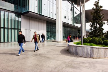 Tiflis, Gürcistan - 11 Mart 2016: Tiflis, Gürcistan'ın yeni ev adalet binanın cephe görünümünü