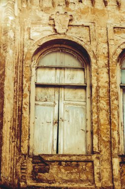 Yaz günlerinde eski Tiflis mimarisi, penceresi ve dış dekoru.