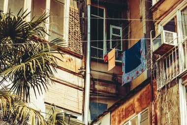 Yaz günlerinde eski Tiflis mimarisi, penceresi ve dış dekoru.