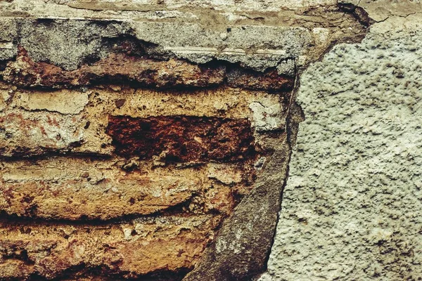 파괴 벽돌 오래 된 벽 배경의 조각. — 스톡 사진