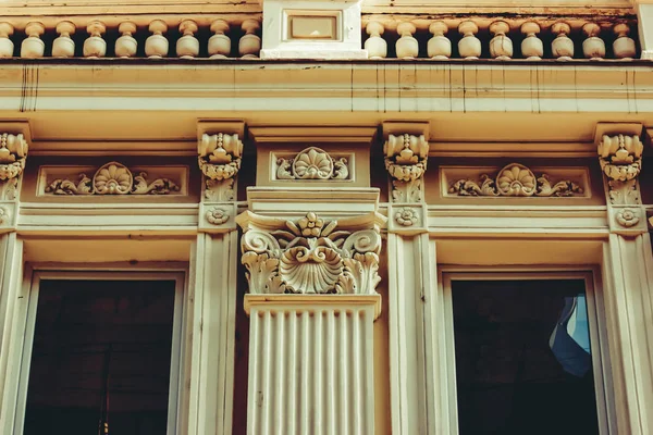 Detalhes da decoração Art-Nouveau da fachada em Old Tbilisi, Geórgia — Fotografia de Stock