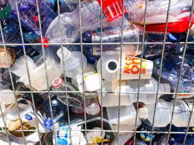 Rishon Le Zion, İsrail-18 Haziran 2018: plastik şişeleri geri dönüşüm Rishon Le Zion, İsrail için topluluğu için kapsayıcı metal net kutu.