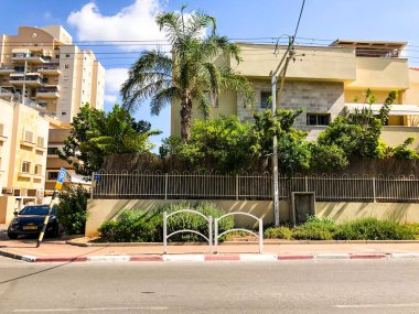 Rishon Le Zion, İsrail-19 Haziran 2018: ev ile güzel hurma ağacının yanında yolun Rishon Le Zion, İsrail